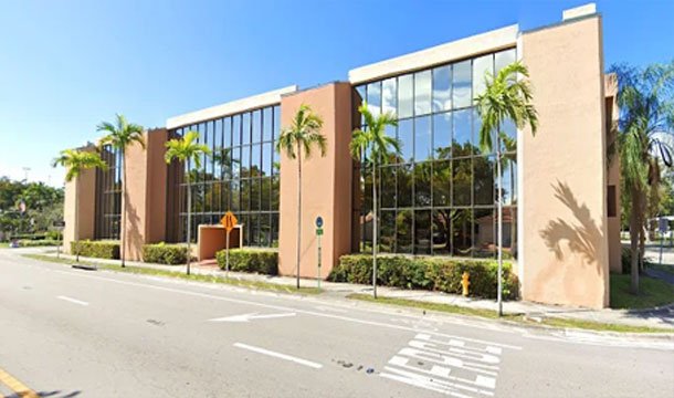 Exterior view of Aponte Dental Corp clinic in Miami Florida